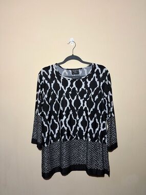 Southern Lady Size Large Black and White Patterned Long Sleeve Top